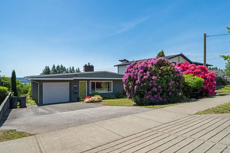 916 STEWART AVENUE - photo 3 of 40