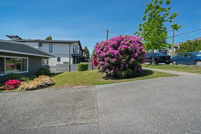 916 STEWART AVENUE - photo 4 of 40