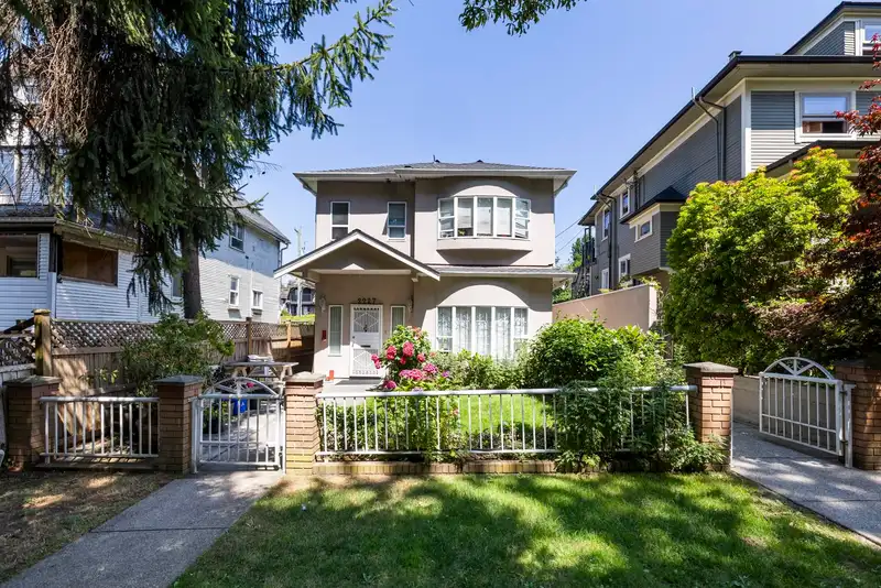 2229 OXFORD STREET - photo 1 of 40