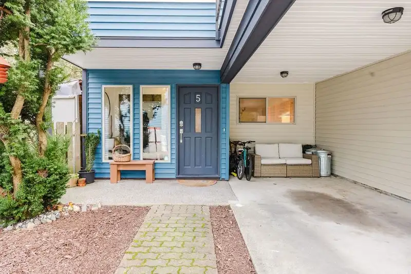 5 623 FARNHAM ROAD - photo 3 of 39