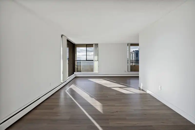 2103 3737 BARTLETT COURT - photo 2 of 18