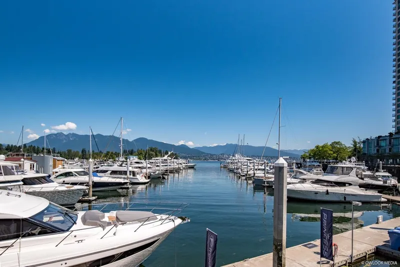 1806 588 BROUGHTON STREET - photo 3 of 25