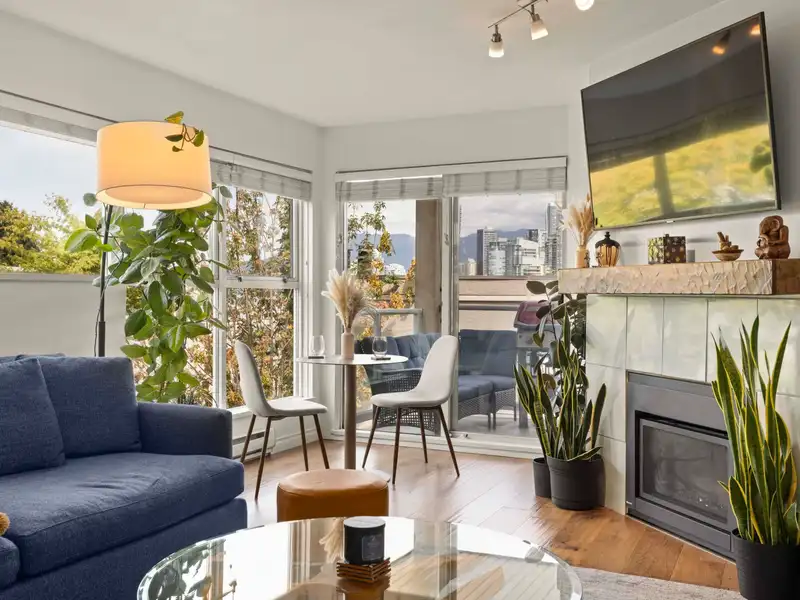 105 933 W 8TH AVENUE - photo 4 of 29