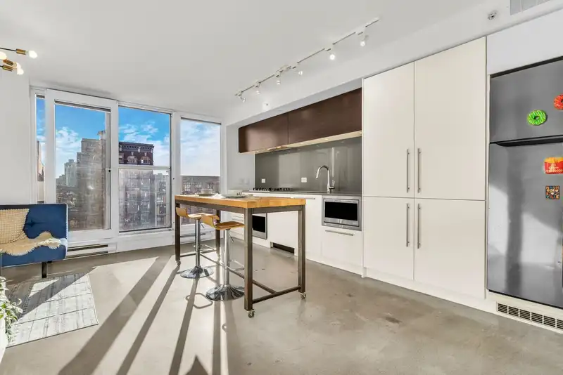 810 150 E CORDOVA STREET - photo 1 of 22