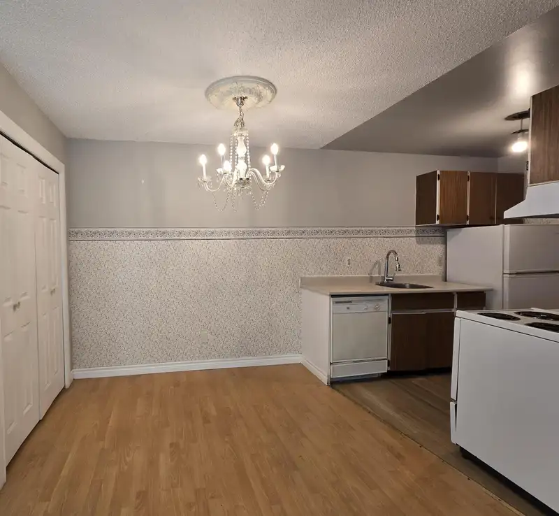 207 7240 LINDSAY ROAD - photo 4 of 9