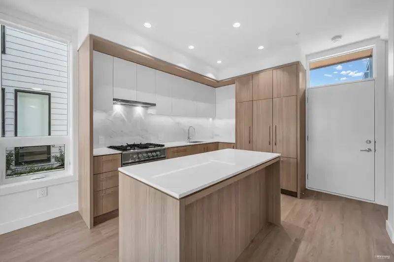 805 6085 IRMIN STREET - photo 2 of 40