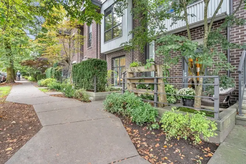 3629 COMMERCIAL STREET - photo 1 of 27