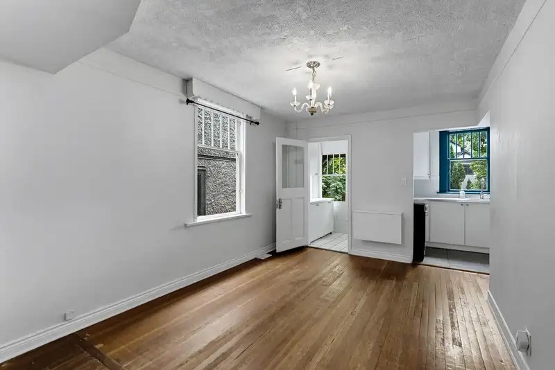 1924 KITCHENER STREET - photo 2 of 33