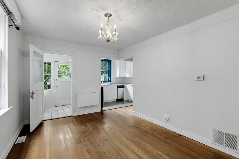 1924 KITCHENER STREET - photo 3 of 33