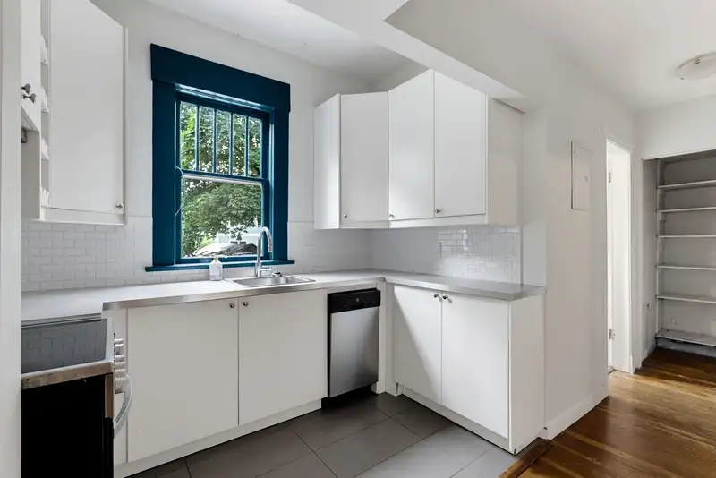 1924 KITCHENER STREET - photo 4 of 33