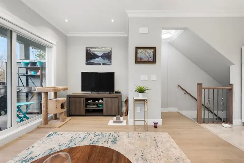 2 9560 ALEXANDRA ROAD - photo 3 of 28