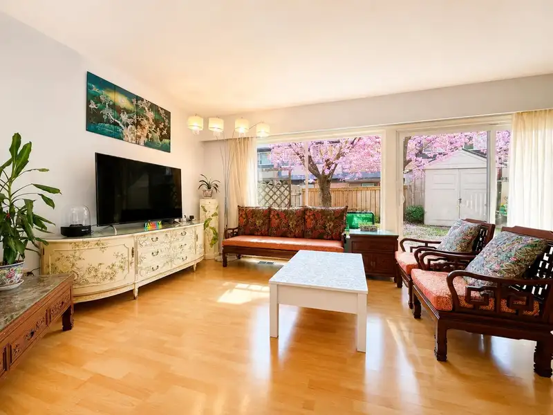 27 10011 SWINTON CRESCENT - photo 4 of 21