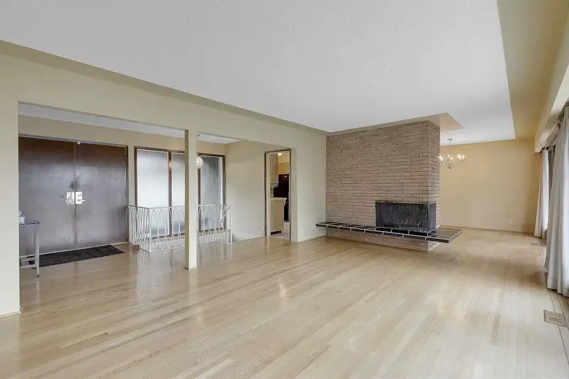 13753 114 AVENUE - photo 3 of 38