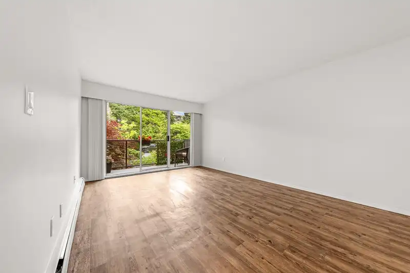 207 230 MOWAT STREET - photo 3 of 33
