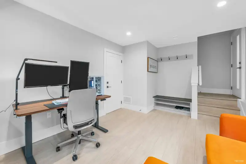 10 16589 25 AVENUE - photo 3 of 31