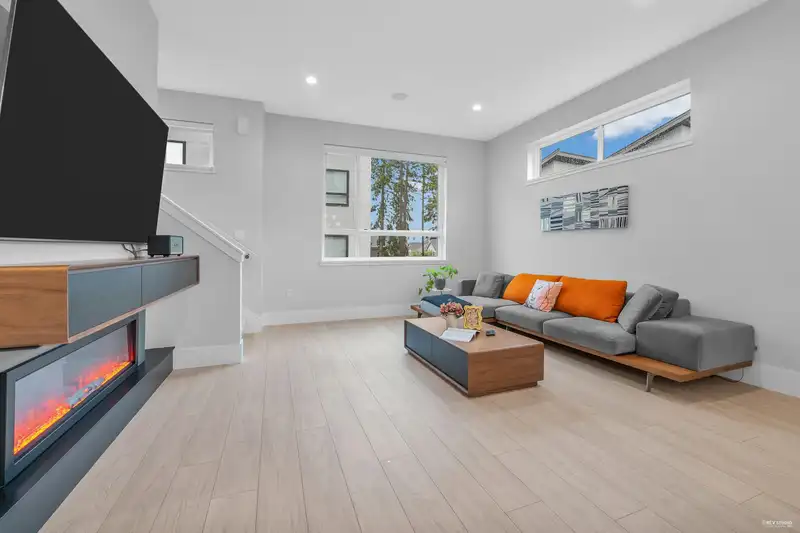 10 16589 25 AVENUE - photo 4 of 31