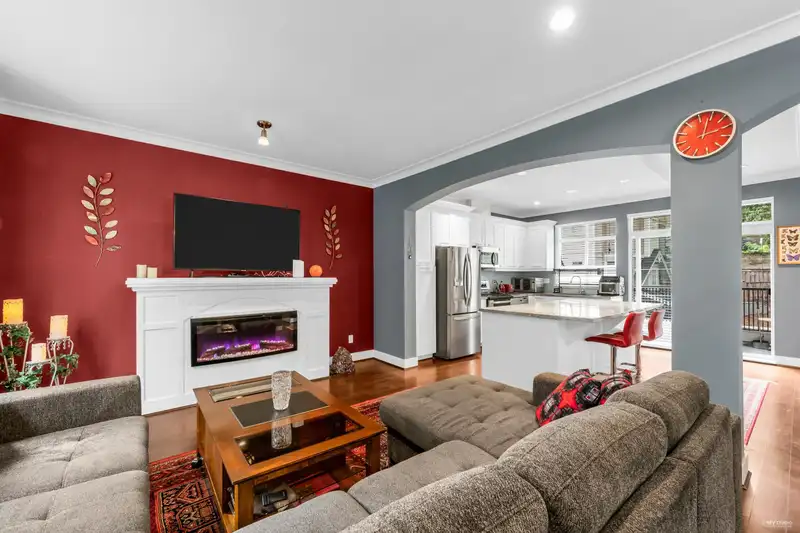 33 2925 KING GEORGE BOULEVARD - photo 1 of 24