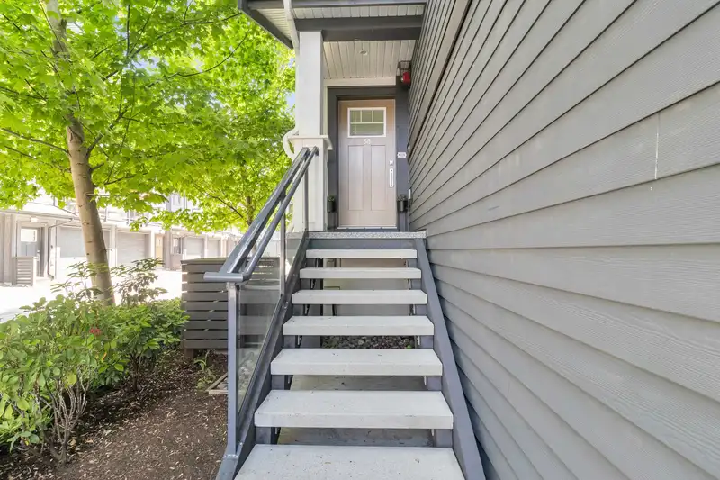 58 19451 SUTTON AVENUE - photo 3 of 34