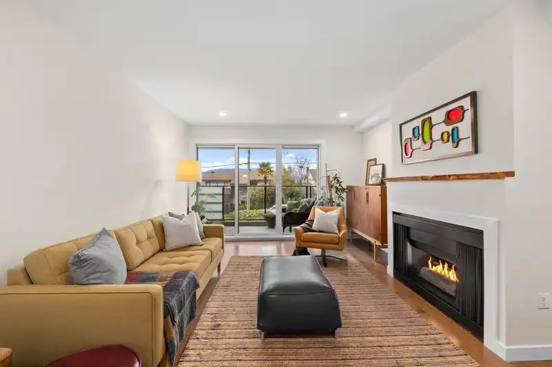 204 2336 WALL STREET - photo 2 of 35