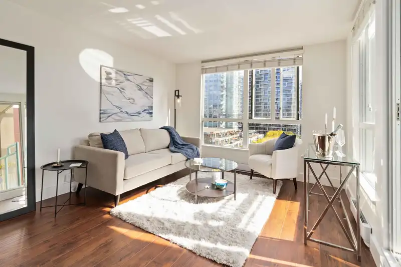 1003 907 BEACH AVENUE - photo 2 of 40