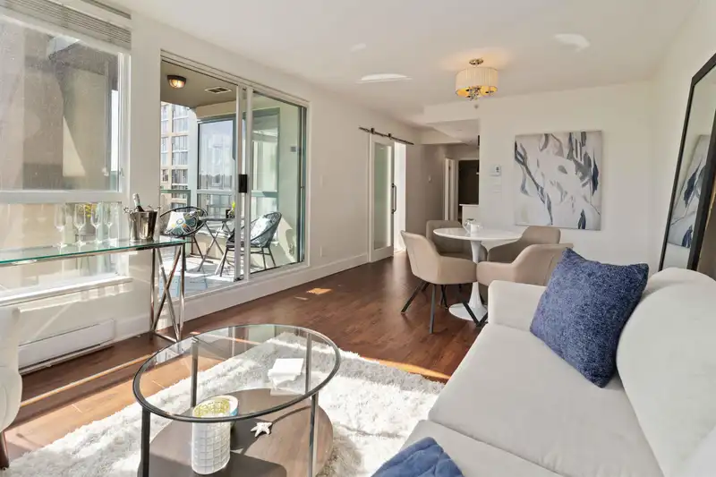 1003 907 BEACH AVENUE - photo 3 of 40