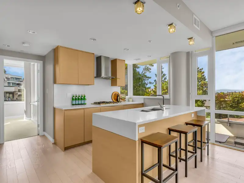 303 505 W 30TH AVENUE - photo 2 of 40