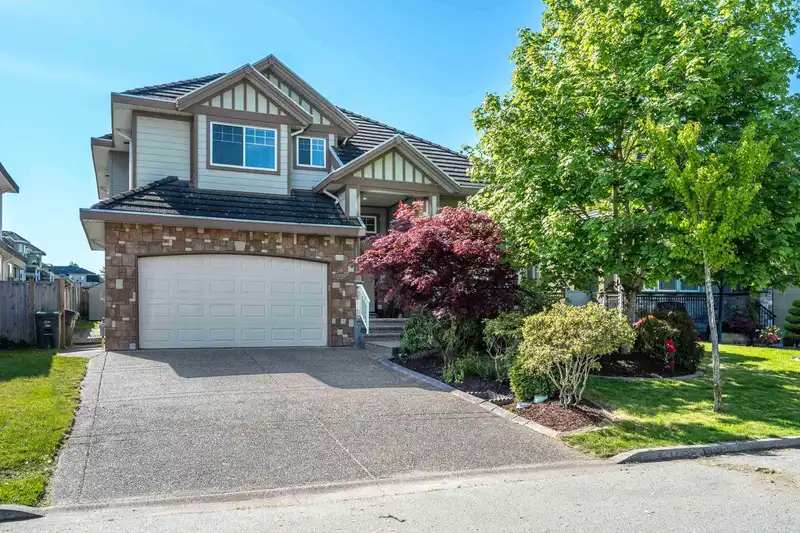 7625 151A STREET - photo 1 of 40