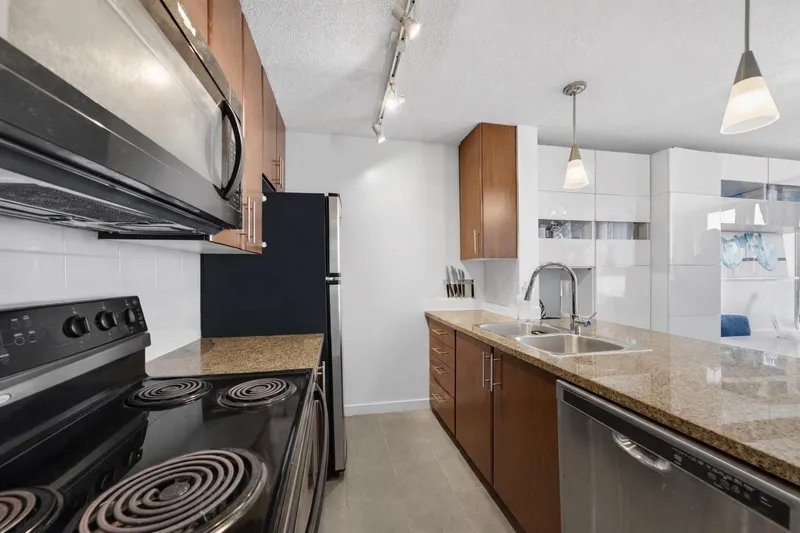 2309 688 ABBOTT STREET - photo 1 of 25