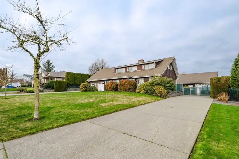 27007 25 AVENUE - photo 1 of 40