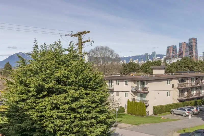 303 2125 W 2ND AVENUE - photo 4 of 19