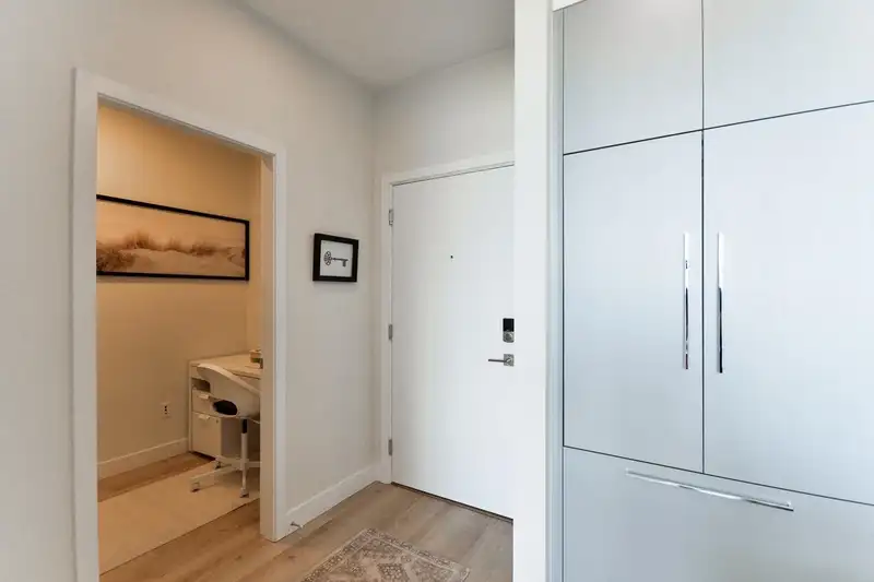 405 1892 STARLING DRIVE - photo 2 of 40