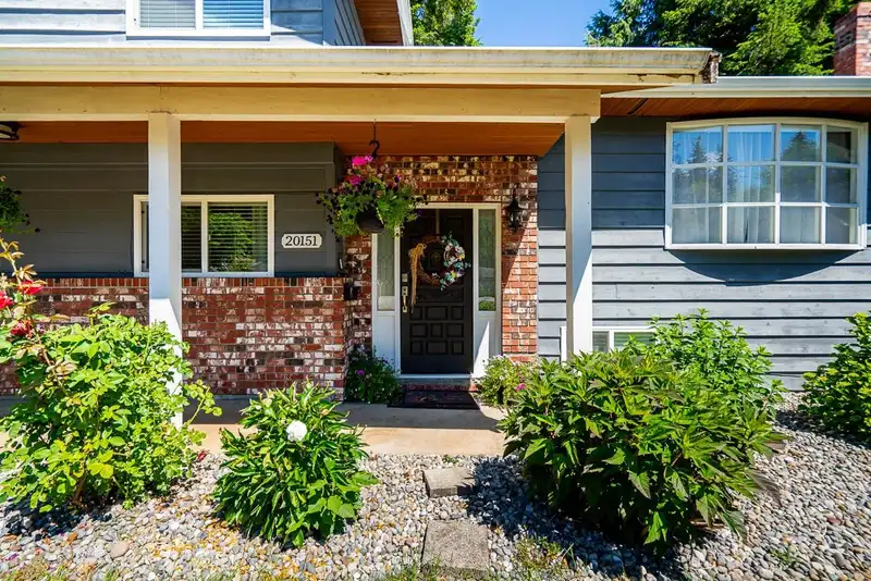 20151 37 AVENUE - photo 4 of 39