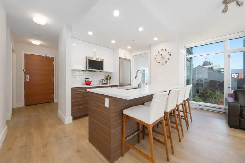 501 161 W GEORGIA STREET - photo 2 of 31