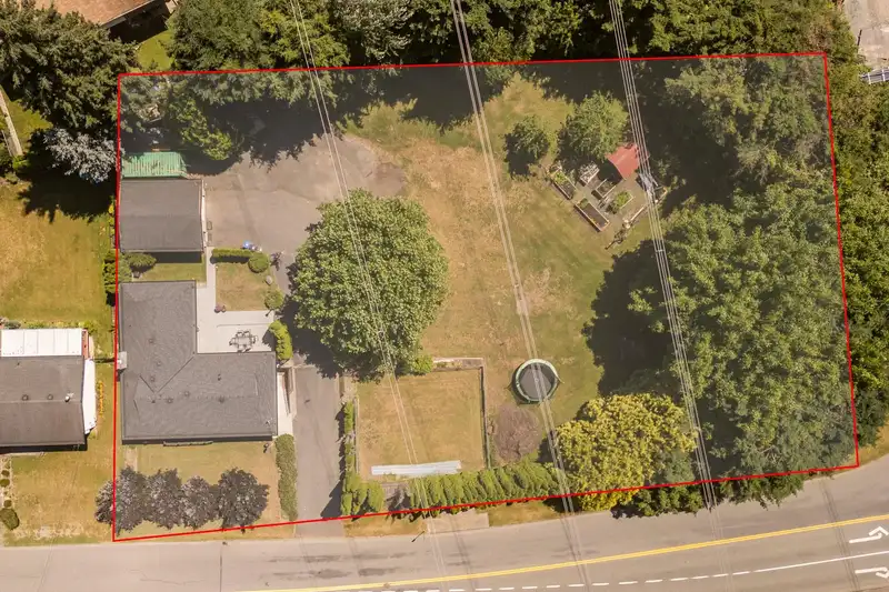 34348 LABURNUM AVENUE - photo 4 of 40