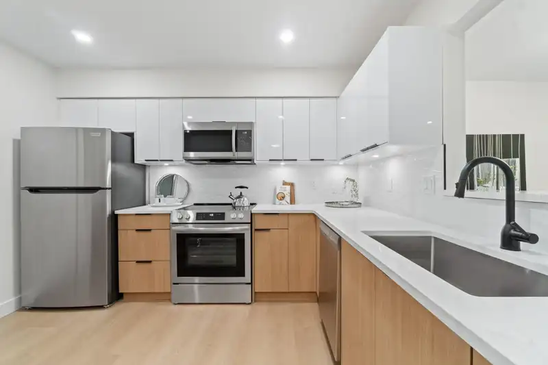 310 1200 EASTWOOD STREET - photo 2 of 24