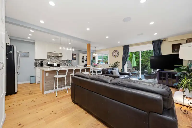 1126 PREMIER STREET - photo 2 of 40