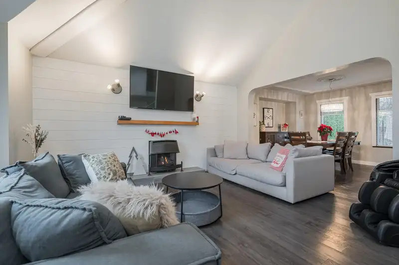 18586 62 AVENUE - photo 4 of 37