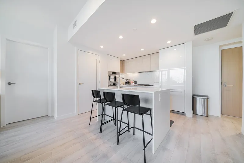 305 2085 SKYLINE COURT - photo 3 of 20