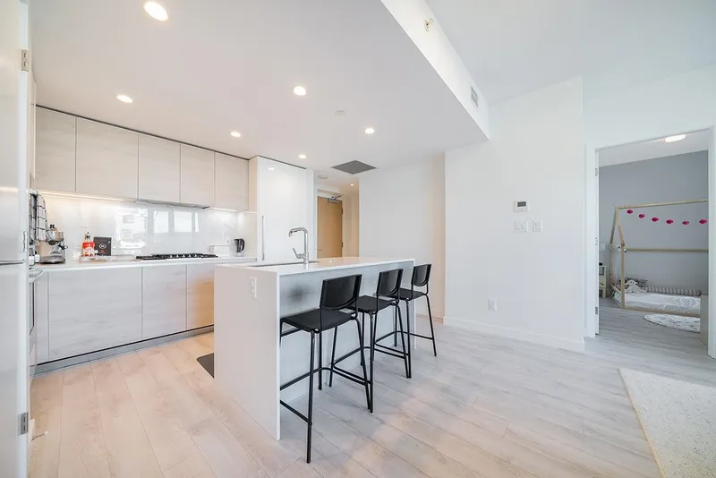 305 2085 SKYLINE COURT - photo 4 of 20