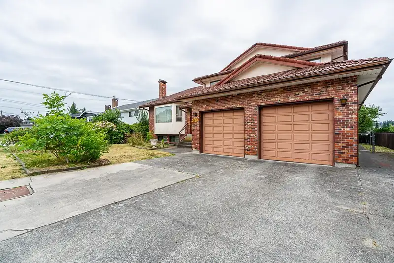 581 CLIFF AVENUE - photo 2 of 38