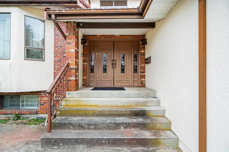 581 CLIFF AVENUE - photo 3 of 38