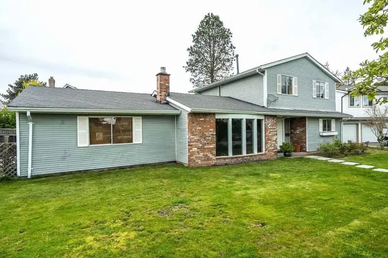 5463 50 AVENUE - photo 1 of 33