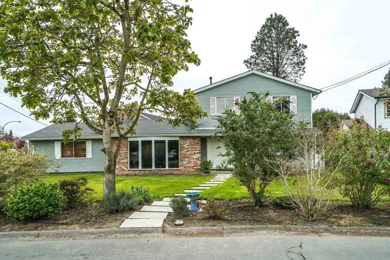 5463 50 AVENUE - photo 2 of 33
