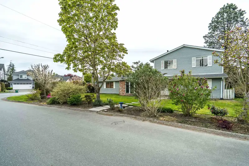 5463 50 AVENUE - photo 3 of 33