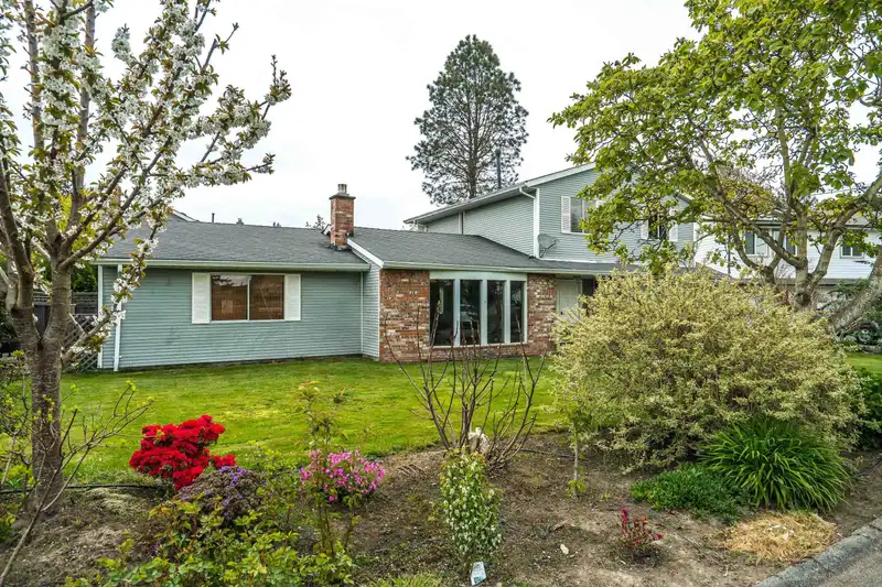 5463 50 AVENUE - photo 4 of 33