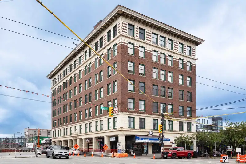 305 175 E BROADWAY - photo 1 of 17
