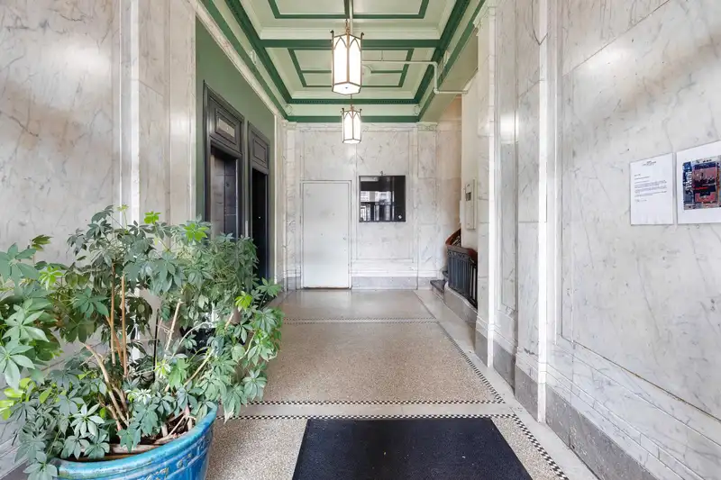 305 175 E BROADWAY - photo 2 of 17