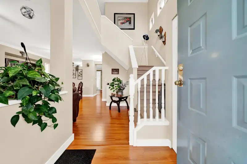 18556 65 AVENUE - photo 2 of 33