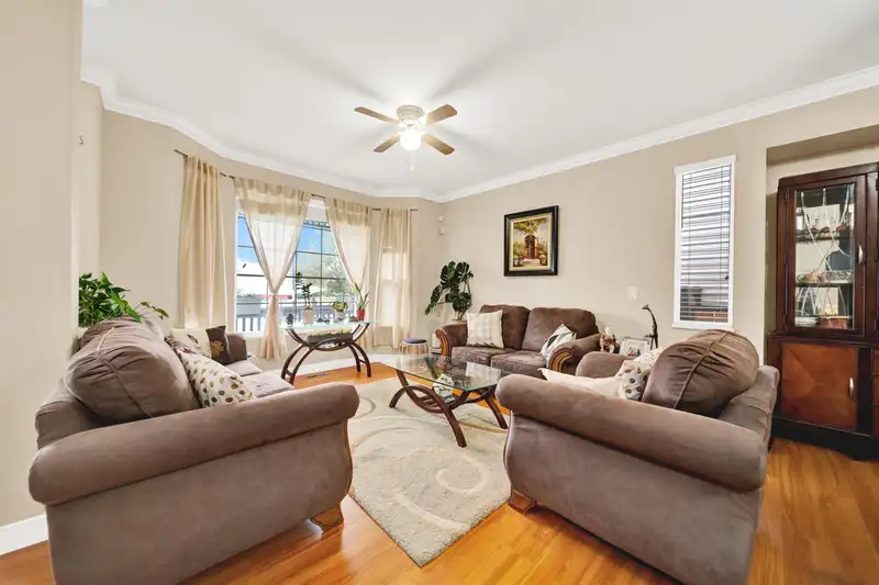 18556 65 AVENUE - photo 3 of 33