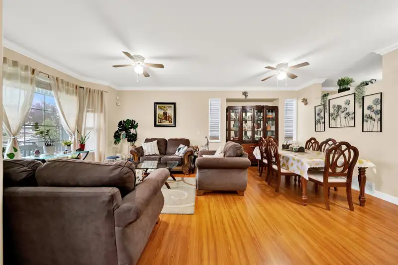 18556 65 AVENUE - photo 4 of 33